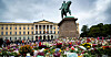 Slottsplassen er fylt med blomster etter kong Haralds dødsfall. 9. september blir det folksomt under gravferden.