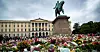 Slottsplassen er fylt med blomster etter kong Haralds dødsfall. 9. september blir det folksomt under gravferden.
