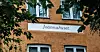 Joannahuset ser ut som et helt vanlig villahus til man ser gjerdet rundt. For å komme inn til administrasjonen må man gjennom to porter.