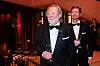 Odd Reitan (t.v.) og Magnus Reitan (t.h.) på rød løper under åpningen av Nye Hjorten Teater i 2025.