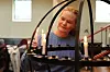 Ragne Øybekk Sander tenner lys i en lysglobus i Lillestrøm kirke.