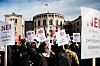 Demonstranter med plakater om pensjon foran Stortinget i Oslo.