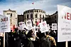 Demonstranter med plakater om pensjon foran Stortinget i Oslo.
