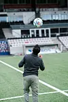 Mohamed El Younoussi demonstrerer gamle fotballtriks foran tribunen.