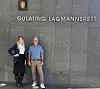 Nina Odberg og Jan Erik Grimstad utenfor Gulating lagmannsrett, under rettens navn og emblem.
