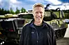 Christian Justnes står foran et militært kjøretøy på Rena leir.