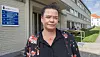 Veronica Lyseto Vang står foran et kontorbygg i dagslys, iført mørk skjorte og blomstrete jakke.