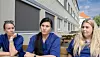 Marita Svanøe, Stine Aadahl og Tonje Halvorsen sitter på en benk utenfor en moderne bygning.