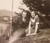 Historisk sepiafoto av Randulf Dalland og en kvinne i et fjellandskap.