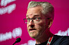 Eystein Garberg taler i mikrofon foran en rosa LO-bakvegg under LO-kongressen 2025.