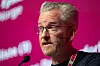 Eystein Garberg taler i mikrofon foran en rosa LO-bakvegg under LO-kongressen 2025.