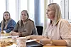 Fire ansatte fra Lister barnevernstjeneste sitter samlet rundt et bord under et møte.