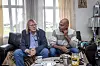 Geir Allan Stava og Babak Shafizadeh sitter sammen i en stue under et intervju.