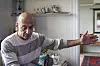 Babak Shafizadeh gestikulerer i et rom under et intervju om en voldshendelse på arbeidsplassen.