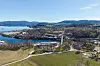 Flyfoto av Ulefoss Jernverk, Eidselva, Norsjø og det grønne landskapet rundt Ulefoss.