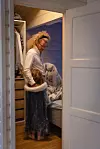 Lars hjelper  Iben med å komme seg til barnehagen.