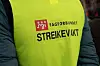Nærbilde av en signalgul vest med Fagforbundet-logoen og teksten «Streikevakt».