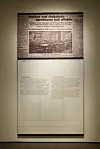 Museumsmonter med historisk avisutklipp om streik ved en sjokoladefabrikk og tekstpanel under.
