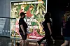 Besøkende foran en fargerik Munchmuseet-plakat om Edvard Munch og Freia-kunst.