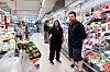 Silje Lierhagen og Daniel Midtbruket Ihrstad står i en dagligvarebutikk ved frukt- og grønnsaksavdelingen.