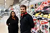 Silje Lierhagen og Daniel Midtbruket Ihrstad i Spar Sveums frukt- og grøntavdeling.