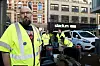 Tor Sparhell i synlighetsvest står foran kolleger som riggger streikelokaler i Østbanehallen.