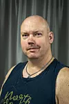 Portrett av Kent Morten Sørsdahl foran et mørkt sceneteppe i Drammen.