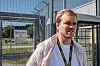 Stian Omdal står foran sikkerhetsgjerdet ved Agder fengsel i Mandal.