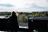 Linda Hægdahl står ved et rekkverk på en terrasse med utsikt over bylandskapet.