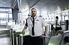 Sikkerhetsvakt i uniform står ved sikkerhetskontrollen på Værnes lufthavn.