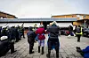 Politi og arbeidere utenfor en industribygning i Åstorp i forbindelse med en razzia.