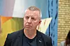 Frode Alfheim i mørk jakke foran en fargerik vegg og murvegg.