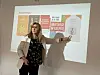 Synnøve Hammer presenterer et lysbilde under et kurs i debriefing.