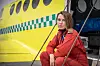 Synnøve Egeness Lilleli i rød flydress foran et gult ambulansefly.