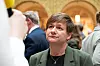 Helene Harsvik Skeibrok i Stortinget, med flere personer og buede arkitektoniske detaljer i bakgrunnen.