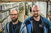 Tomasz Kapica og Sindre Mortensen står i arbeidsklær på Coops lager i Tromsø.