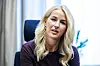 Portrett av Elise Waagen fra Arbeiderpartiet sittende innendørs foran et lyst vindu.
