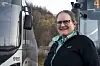 Siw Jenssen står i uniform ved siden av en Tide-buss i Tromsø.