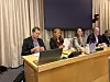 Fire representanter sitter ved et bord under høringen om statsbudsjettet i finanskomiteen.