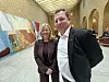 Kjersti Stenseng og Frode Engen står sammen i Stortingets fargerike vandrehall.