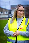 Merethe Fjellsbø i gul vernevest står utendørs ved Mongstad.