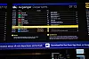 Elektronisk avgangstavle på Oslo S med togavganger og gule markeringer.