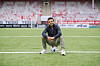 Mohamed Elyounoussi sitter på en fotball inne på stadion.