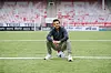 Mohamed Elyounoussi sitter på en fotball inne på stadion.