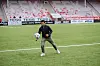 Mohamed Elyounoussi på fotballbanen med ball.