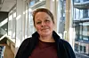 Linn Marie Schilling Tjensvold står foran glassvegger i et lyst kontormiljø.