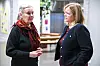 Kjersti Stenseng snakker med en kvinne i en lys bygning.