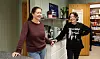 Karina Hoffmann og Lisa Stolpe står sammen i et lyst barnehagekjøkken.