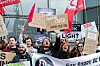 Demonstranter med plakater og bannere utenfor Glasgow Tribunal Centre