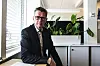 Hans Ole Rian sitter i et lyst kontor omgitt av grønne planter.